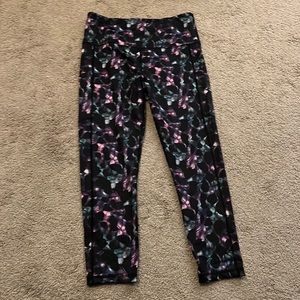 Light n Tight 7/8 high rise w/pockets black w/purple and teal floral - like new